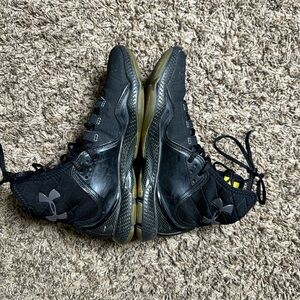 Under Armour CAM Black and Yellow Athletic Shoes size 6